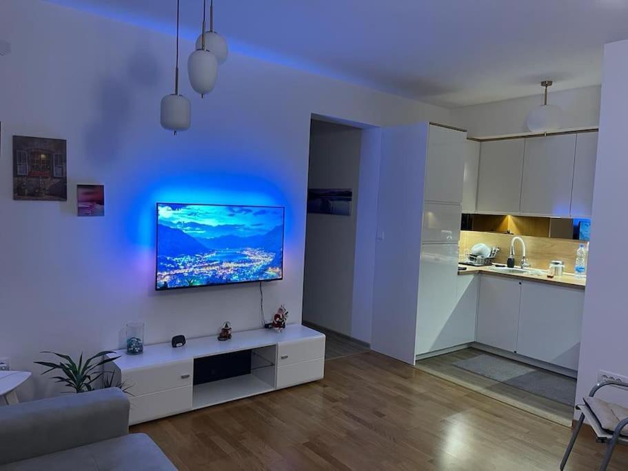 Modern Seaside Apartment With Balcony Tale Apartment Kotor Exterior photo